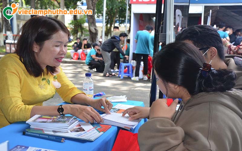 Bí quyết chinh phục ngành tài chính cùng Vieclamphutho.edu.vn